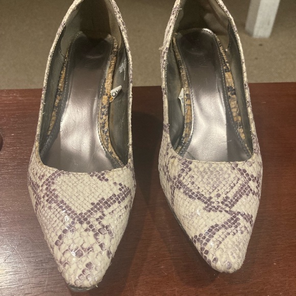 Snakeskin pattern low pointed closed toe shoe - moderately worn - Picture 2 of 3